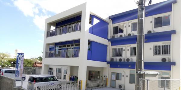 デイサービスセンターしらゆり/有料老人ホームしらゆり【介護スタッフ(老人ホーム/夜勤)(那覇市国場)【週休2日/無料駐車場有/処遇改善有】】の求人募集画像