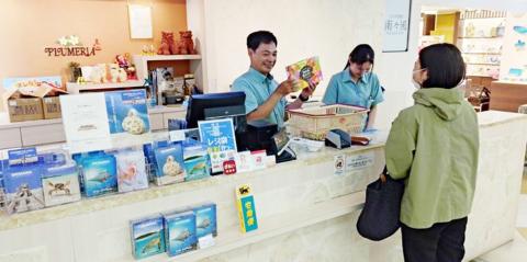 宮古島南風堂 株式会社【リゾートホテル内のお土産品ショップスタッフ(男女)(宮古島)【時給1,200円/学生・WワークOK/残業なし】】の求人募集画像