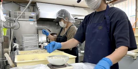 株式会社 味美沖縄（あじよしおきなわ）【沖縄そば(麺)・餃子製造スタッフ（短時間）(浦添市)【未経験歓迎／3～5h／日曜固定休み】】の求人募集画像
