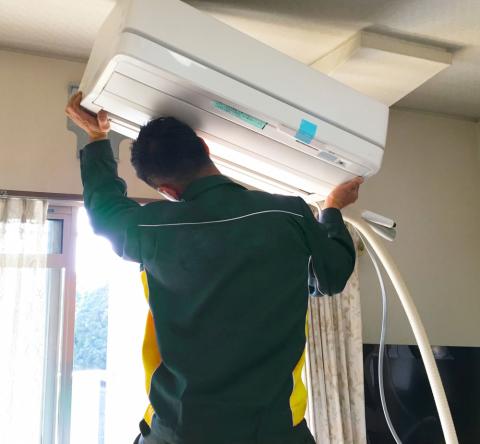 新秀(しんしゅう)空調設備 株式会社【エアコン等の取付作業・冷凍設備作業スタッフ(経験者)（西原町）【土日祝休み／賞与年2回／月給30万円】】の求人募集画像