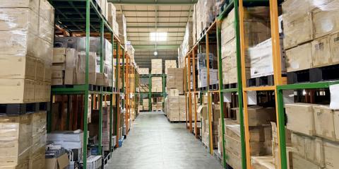 ジェイウォーム ジョブット【倉庫内作業[職業紹介](浦添市)【完全週休2日制／無料駐車場有／資格取得補助】】の求人募集画像