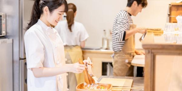 ジェイウォーム ジョブット【ホテル内レストランでの調理スタッフ[職業紹介]（那覇市小禄）【交通費支給／無料駐車場有／バースデーケーキプレゼント】】の求人募集画像