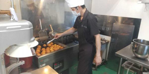 三矢本舗（琉球ハナテイスト株式会社）【菓子製造・店舗販売スタッフ（うるま市）【未経験OK／履歴書不要／手順通りで安心】】の求人募集画像