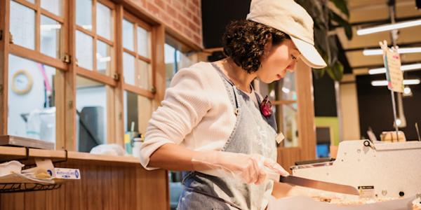 有限会社 ハッピーモア【仕込みメインのキッチンスタッフ(宜野湾市大山)【未経験者歓迎/主婦(夫)歓迎/ワークライフバランス重視】】の求人募集画像