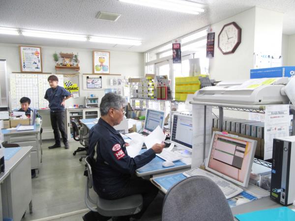 有限会社 SK商事【自動車部品の検索・受発注スタッフ(デスクワーク中心)【未経験歓迎/週休2日/家族手当有り】】の求人募集画像