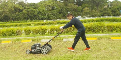 株式会社 南日本警備保障【駐車場内草刈りスタッフ(沖縄市)【1日3時間・時給1,500円/週4~5日勤務/直行直帰】】の求人募集画像
